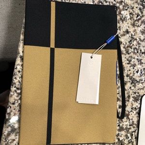 New Rothy’s essential pouch with magnets